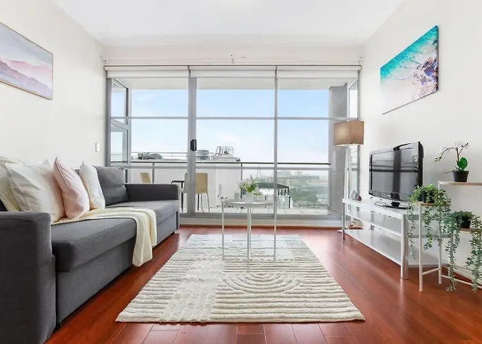 A Comfy & Spacious 2Br Apt Harbour View